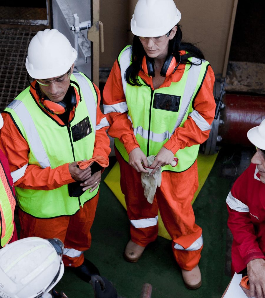Equipe MECA em campo, atuando com segurança em ambiente industrial